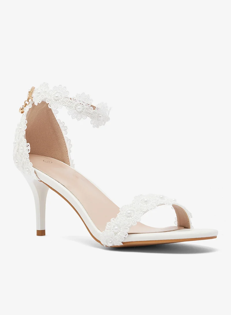 ايلا ليمتد اديشن صنادل بكعب متوسط وتفاصيل زهور مطرزة